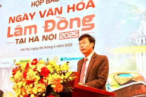 Phó Chủ tịch UBND tỉnh Lâm Đồng Đinh Văn Tuấn phát biểu tại buổi họp báo.