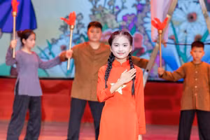 Nguyễn Phó Tường Vy trong đêm chung kết MC Nhí 2025.