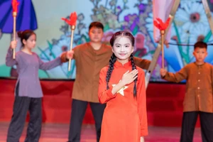 Nguyễn Phó Tường Vy trong đêm chung kết MC Nhí 2025.