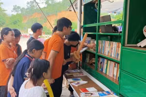 Học sinh vùng cao hào hứng trong Ngày hội đọc sách.