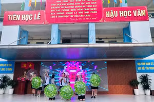 Học sinh Trường THCS Lương Yên biểu diễn văn nghệ truyền thông bảo vệ môi trường xanh. 