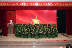 Học sinh Trường Tiểu học Nguyễn Du với hoạt động chào mừng Ngày Giải phóng Miền nam, thống nhất đất nước. 