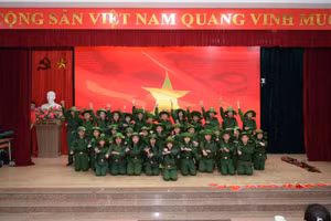 Học sinh Trường Tiểu học Nguyễn Du với hoạt động chào mừng Ngày Giải phóng Miền nam, thống nhất đất nước. 