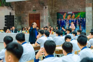 Nhà thơ Trần Đăng Khoa mang tới chương trình những thông điệp ý nghĩa cho học trò.