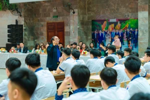 Nhà thơ Trần Đăng Khoa mang tới chương trình những thông điệp ý nghĩa cho học trò.