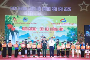 Ông Nguyễn Trọng Nghĩa, Trưởng ban Tuyên giáo và Dân vận Trung ương; Thượng tướng Hoàng Xuân Chiến, Thứ trưởng Bộ Quốc phòng trao học bổng cho học sinh.