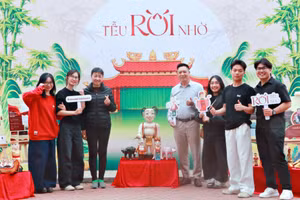 Nghệ sĩ Phan Thanh Liêm cùng nhóm thực hiện dự án “Rối Tễu Nhờ”.