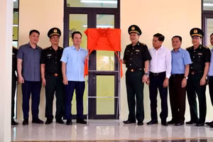 Các đơn vị cắt băng khánh thành và bàn giao điểm trường xã Khái Tủng, Trường Mầm non - Tiểu học Tả Ngài Chồ, xã Pha Long (Lào Cai),