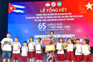 Những bức tranh xuất sắc nhất của học sinh nhà trường đã được lựa chọn trưng bày. 