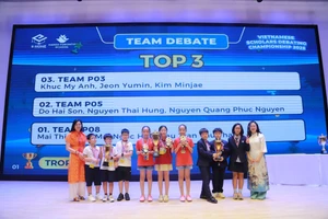 Ban tổ chức trao giải cho học sinh top 3.