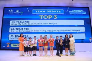 Ban tổ chức trao giải cho học sinh top 3.