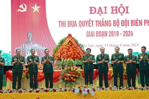 Thượng tướng Hoàng Xuân Chiến tặng hoa chúc mừng Đại hội.