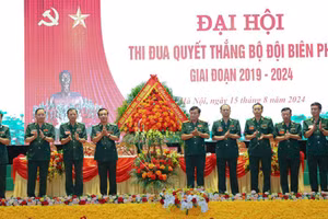 Thượng tướng Hoàng Xuân Chiến tặng hoa chúc mừng Đại hội.