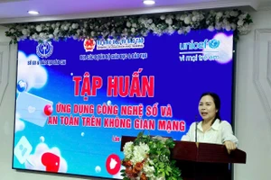 Bà Dương Bích Nguyệt - Giám đốc Sở GD&ĐT Lào Cai phát biểu khai mạc lớp tập huấn.