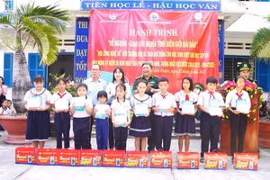 Bộ đội Biên phòng tỉnh Khánh Hòa trao nhiều phần quà ý nghĩa tới học sinh. 