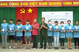 Những phần quà được trao tặng cho học sinh lớp học tình thương. 