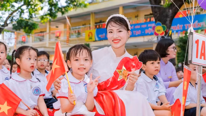 Cô giáo và học sinh Hà Nội hân hoan chào năm học mới 2025-2026. 