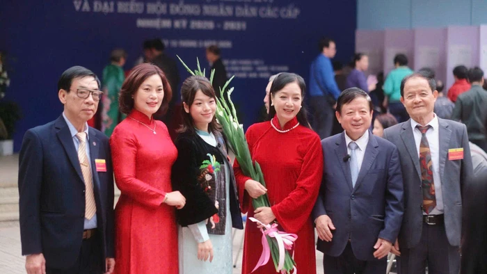 Vợ chồng Nhạc sĩ Đỗ Hồng Quân và NSƯT Chiều Xuân (ôm hoa) trong Ngày hội bầu cử. 