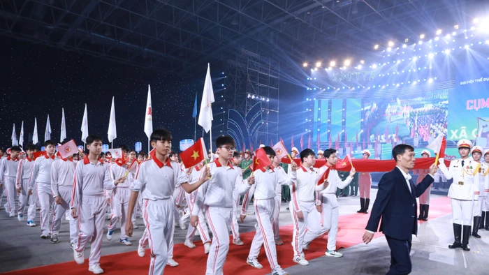 Khối diễu hành của Cụm thi đua số 10 gồm các xã: Hoài Đức, An Khánh, Dương Hòa, Sơn Đồng, Đan Phượng, Ô Diên, Liên Minh. Ảnh: Đình Tuệ.