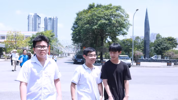 Thí sinh dự thi vào lớp 10 THPT chuyên Nguyễn Huệ năm 2026 tại Hà Nội. Ảnh: Đình Tuệ.
