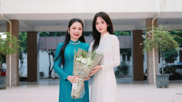 Võ Thùy Trang (phải) và cô giáo chủ nhiệm Nguyễn Vĩnh Hà. Ảnh: NVCC.