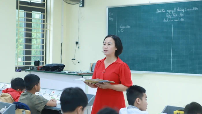 Cô trò Trường Tiểu học Nam Phương Tiến A, huyện Chương Mỹ, Hà Nội trong một giờ học trên lớp. Ảnh: Đình Tuệ.