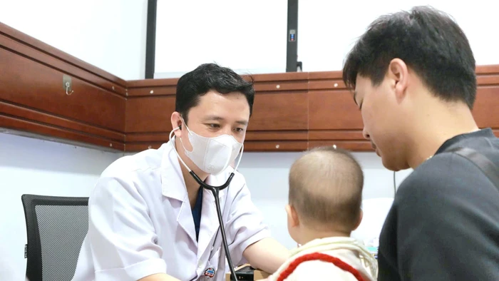 Cha mẹ đưa trẻ tới thăm khám về các bệnh đường hô hấp có xu hướng tăng. Ảnh: Đình Tuệ.