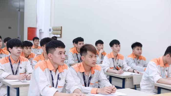 Sinh viên Trường Cao đẳng Lý Thái Tổ (Bắc Ninh) trong giờ học trên lớp. Ảnh: Đình Tuệ.
