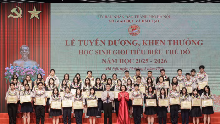Lãnh đạo thành phố khen thưởng học sinh giỏi tiêu biểu Thủ đô năm học 2025-2026. 