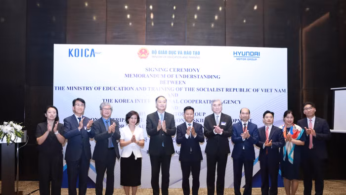 Đại diện lãnh đạo Bộ GD&ĐT với Cơ quan Hợp tác Quốc tế Hàn Quốc (KOICA) và Tập đoàn Motor Hyundai chụp ảnh lưu niệm. 