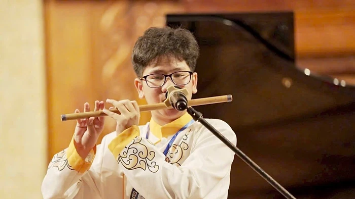 Trịnh Anh Kiệt biểu diễn tài năng Sáo trúc của mình tại cuộc thi. Ảnh: NVCC.