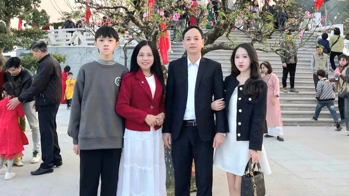 Hà Thành (trái) cùng bố mẹ và chị gái Hà Linh. Ảnh: NVCC.