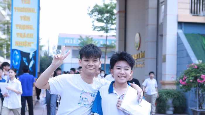 Thí sinh tự tin rời khỏi phòng thi với tâm trạng thoải mái sau bài thi Toán cuối giờ sáng 31/5. Ảnh: Đình Tuệ.