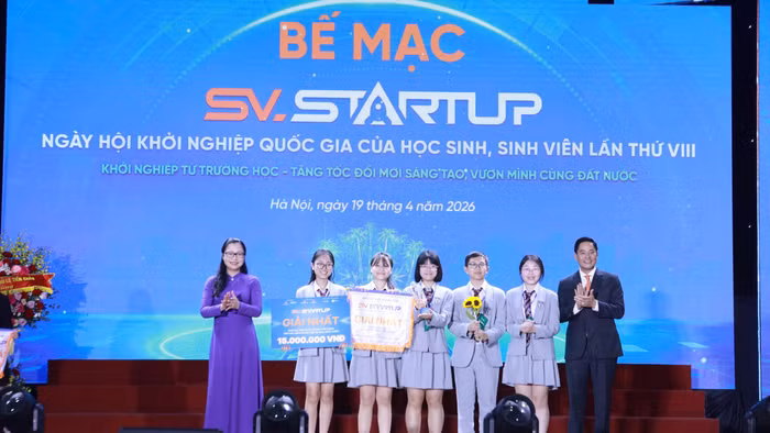 Ban tổ chức trao giải Nhất cho nhóm dự án FRESH TASTE - Gia vị lên men tự nhiên của Sở GD&ĐT Hà Nội. 