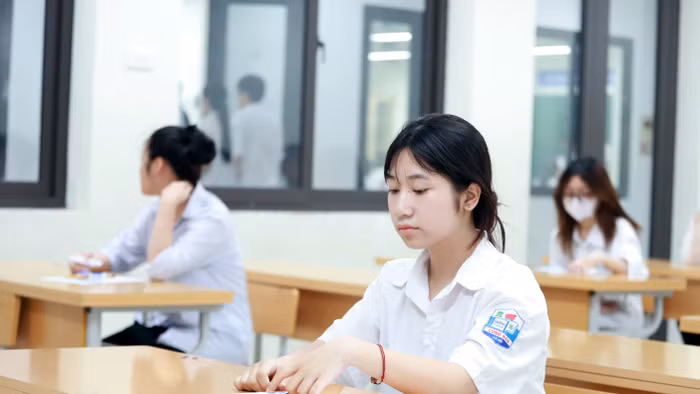 Thí sinh dự thi tuyển sinh vào lớp 10 THPT tại Hà Nội. Ảnh: Đình Tuệ.