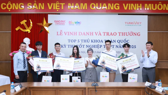 Đại diện Ban tổ chức trao thưởng cho tốp 5 thủ khoa toàn quốc Kỳ thi tốt nghiệp THPT năm 2025. Ảnh: Đình Tuệ.