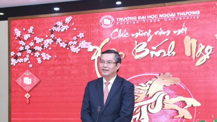 Thứ trưởng Bộ GD&ĐT Nguyễn Văn Phúc thăm và chúc Tết tại Trường Đại học Ngoại thương. Ảnh: Đình Tuệ.