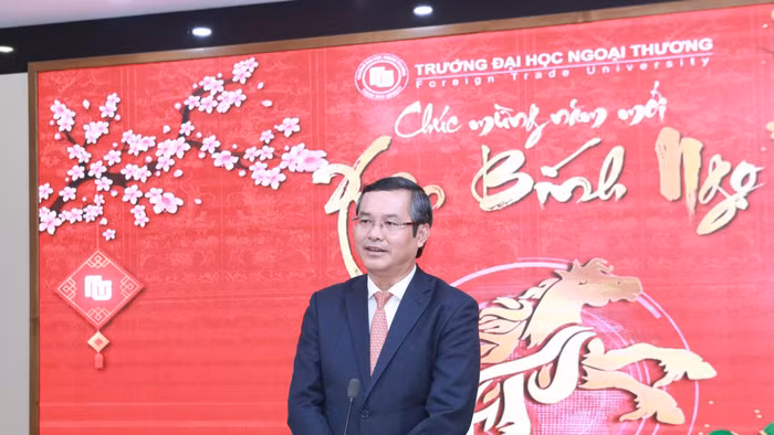 Thứ trưởng Bộ GD&ĐT Nguyễn Văn Phúc thăm và chúc Tết tại Trường Đại học Ngoại thương. Ảnh: Đình Tuệ.