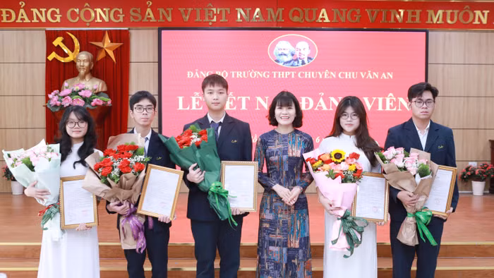 Nhà giáo Nguyễn Thị Nhiếp chúc mừng các tân Đảng viên trẻ được kết nạp. 