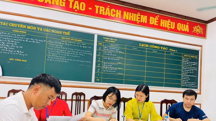Phụ huynh tại Hà Nội đăng ký tuyển sinh cho con vào lớp 1 năm 2026. Ảnh: Đình Tuệ.