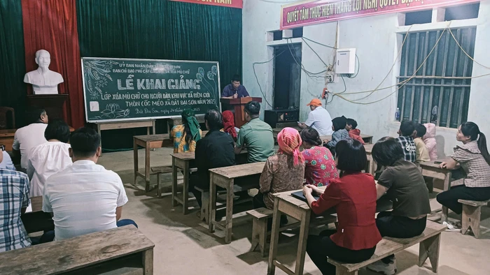 Các học viên lớp xóa mù chữ ở thôn Cốc Méo, xã Cán Tỷ, tỉnh Tuyên Quang. Ảnh: NVCC.