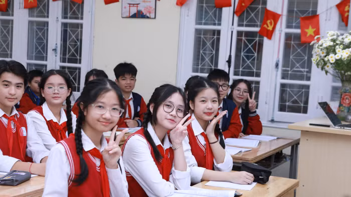 Học sinh lớp 9, Trường THCS Chương Dương, Hà Nội trong giờ học Ngữ văn trên lớp. Ảnh: Đình Tuệ.