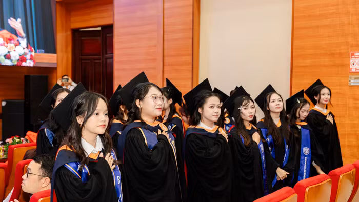 Sinh viên Học viện Ngân hàng trong lễ nhận Bằng tốt nghiệp năm 2026. 