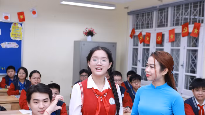 Cô và trò Trường THCS Chương Dương trong giờ học trên lớp. Ảnh: Đình Tuệ.