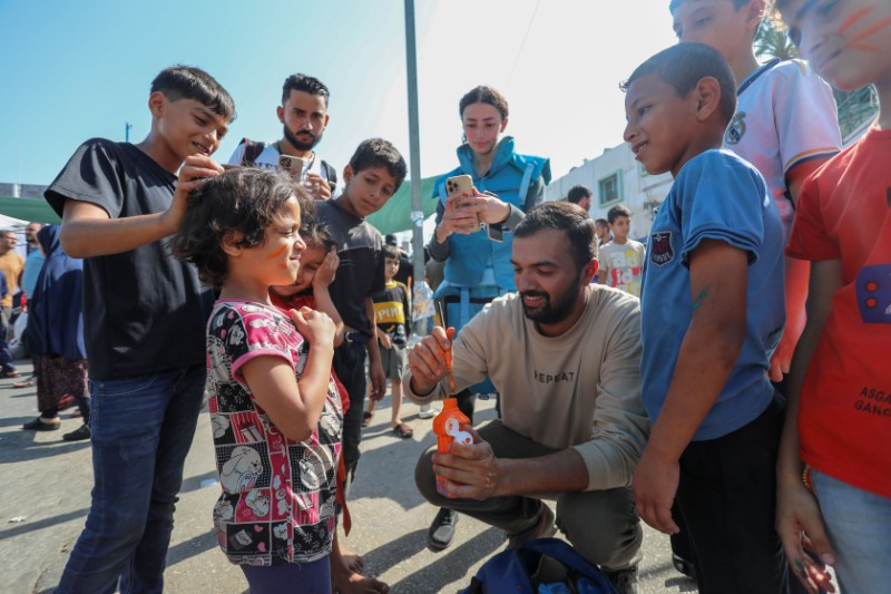 Chùm ảnh khoảnh khắc vui vẻ ngắn ngủi của trẻ em ở Gaza 