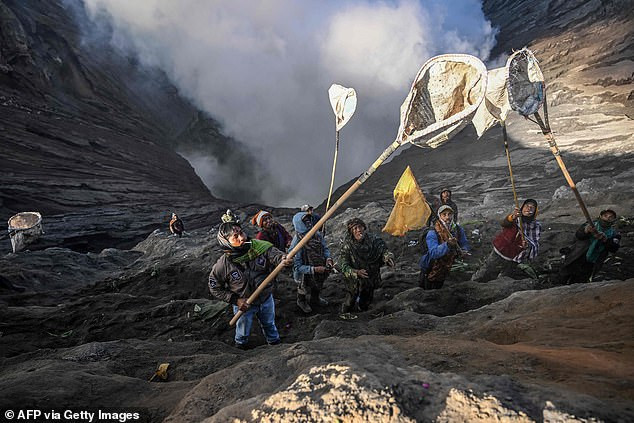 Hàng ngàn người ném gia súc, thực phẩm xuống miệng núi lửa 