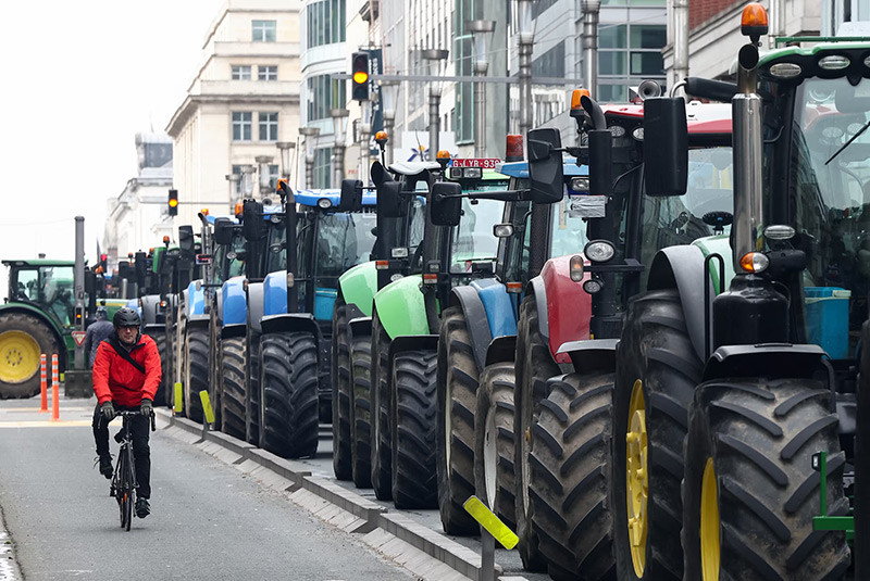 Hàng trăm máy kéo phong tỏa đường phố khi các bộ trưởng đang họp