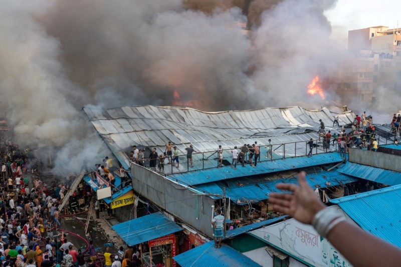 Cháy chợ ở Bangladesh, hàng trăm cửa hàng bị thiêu rụi