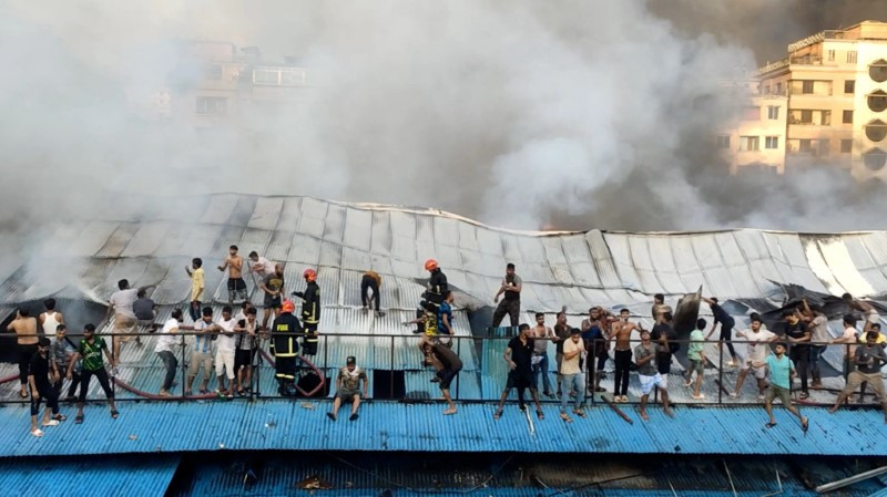 Cháy chợ ở Bangladesh, hàng trăm cửa hàng bị thiêu rụi