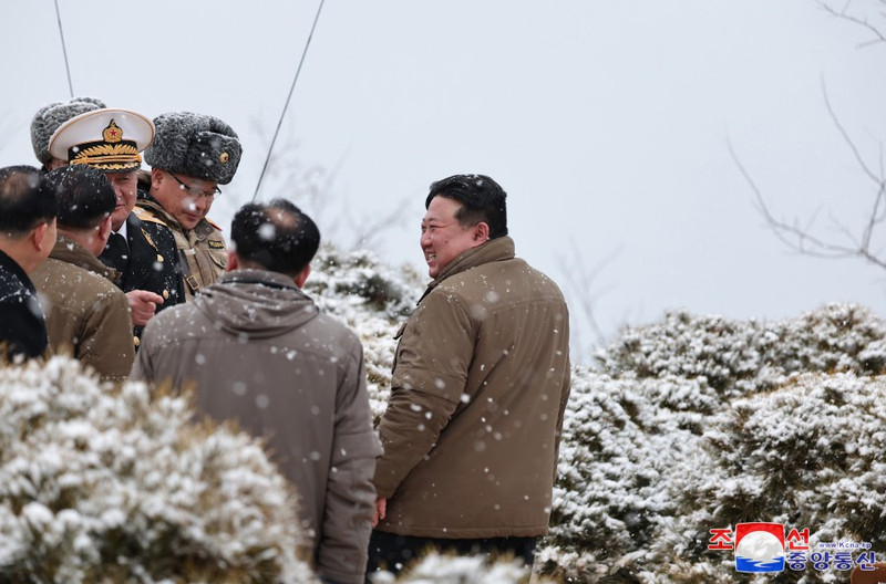 Ông Kim Jong Un chỉ đạo thử tên lửa hành trình chiến lược phóng từ tàu ngầm